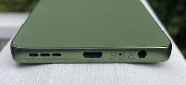 Parte inferior: alto-falantes, USB-C 2.0, microfone, conector de áudio de 3,5 mm