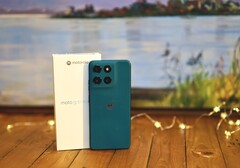 O Motorola Moto G57 Power chama a atenção com sua traseira de couro sintético nas cores Pantone.