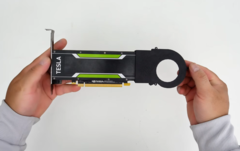 O senhor está segurando a placa Nvidia Tesla P4 em suas mãos