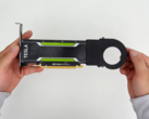 O senhor está segurando a placa Nvidia Tesla P4 em suas mãos