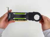 O senhor está segurando a placa Nvidia Tesla P4 em suas mãos