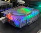 Uma foto de um SEGA Dreamcast modificado com um gabinete translúcido em funcionamento