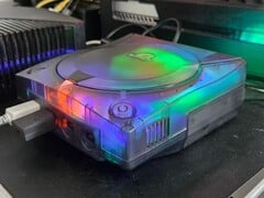 Uma foto de um SEGA Dreamcast modificado com um gabinete translúcido em funcionamento