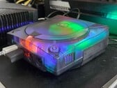 Uma foto de um SEGA Dreamcast modificado com um gabinete translúcido em funcionamento