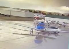 A chamada &quot;convocação inteligente&quot; beta fez com que um modelo Y da Tesla caísse na traseira do jato que estava estacionado em um aeródromo (Imagem: Smiteme)