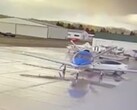 A chamada "convocação inteligente" beta fez com que um modelo Y da Tesla caísse na traseira do jato que estava estacionado em um aeródromo (Imagem: Smiteme)