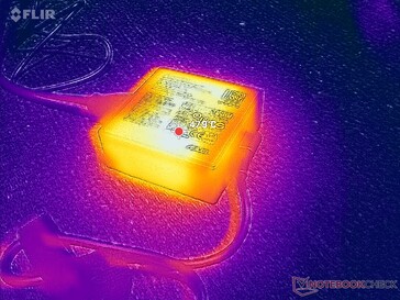 O adaptador CA atinge mais de 48 °C quando está sob carga