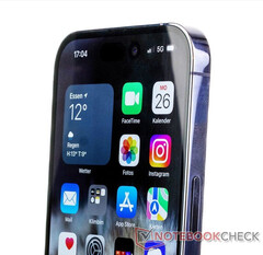 O iPhone 15 Pro terá uma aparência diferente do modelo atual, na foto, embora não radicalmente. (Fonte da imagem: Notebookcheck)