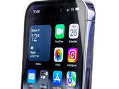 O iPhone 15 Pro terá uma aparência diferente do modelo atual, na foto, embora não radicalmente. (Fonte da imagem: Notebookcheck)