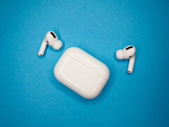 O AirPods Pro agora suporta MagSafe, embora sem outras mudanças. (Fonte de imagem: John Smith)