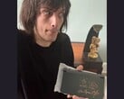 O primeiro prêmio New Nintendo 3DS XL do NWC 2015 assinado por Shigeru Miyamoto