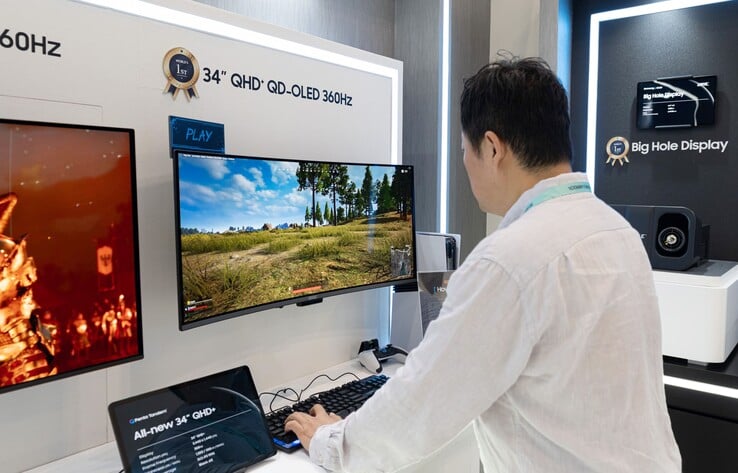 A Samsung também apresentou dois painéis de monitor QD-OLED com 360 Hz: um painel 4K de 31,5 polegadas e um painel ultralargos de 34 polegadas com proporção 21:9.