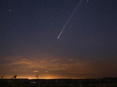 Uma imagem gerada pelo Canva mostrando um meteorito no céu.