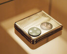 O P50 Pocket tem um display externo de 1 polegada. (Fonte da imagem: Harper's Bazaar China)