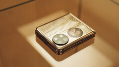 O P50 Pocket tem um display externo de 1 polegada. (Fonte da imagem: Harper&#039;s Bazaar China)