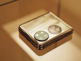 O P50 Pocket tem um display externo de 1 polegada. (Fonte da imagem: Harper's Bazaar China)