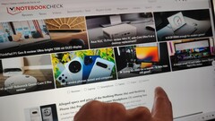 A tela sensível ao toque do Lenovo Yoga Slim 7 Aura Edition é navegada por, bem, toque... (Fonte da imagem: Darryl Linington - Notebookcheck)