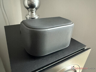 O par de alto-falantes estéreo compacto proporciona um som incrivelmente bom