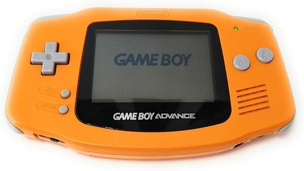 O Nintendo Game Boy Advance na cor laranja.