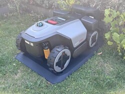 RockMow Z120 LiDAR em sua estação de recarga