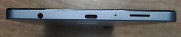Parte inferior: porta de áudio de 3,5 mm, porta USB-C, microfone, alto-falante