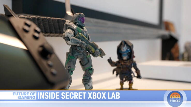 O Xbox handheld mostrado no laboratório do Xbox durante entrevista à NBC Today (Fonte da imagem: captura de tela, NBC Today)