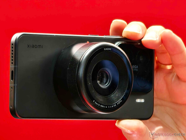 A Xiaomi apresentou um protótipo do Modular Optical System com um sensor M4/3 de 100 MP acoplado a um Xiaomi 15 durante o MWC 2025 em março. (Fonte da imagem: Notebookcheck)