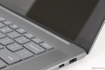O botão liga/desliga fica na borda, a menos que na maioria dos outros laptops. Não há leitor de impressões digitais