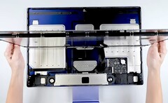 A placa-mãe do iMac Apple é minúscula em comparação com o tamanho do gabinete. (Imagem: iFixit)