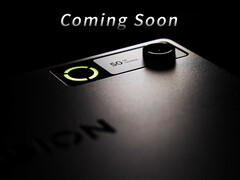 Um close-up mostrando o Legion Y700 Gen 5 na parte traseira.