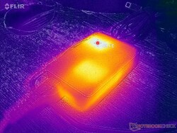 O adaptador CA atinge mais de 48 °C ao operar cargas exigentes