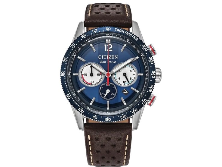Citizen Chrono Racing CA4716-09L com caixa em aço inoxidável na cor prata, luneta taquimétrica azul, mostrador de cronógrafo azul escuro com três submostradores, detalhes em vermelho e uma pulseira de couro marrom perfurada.