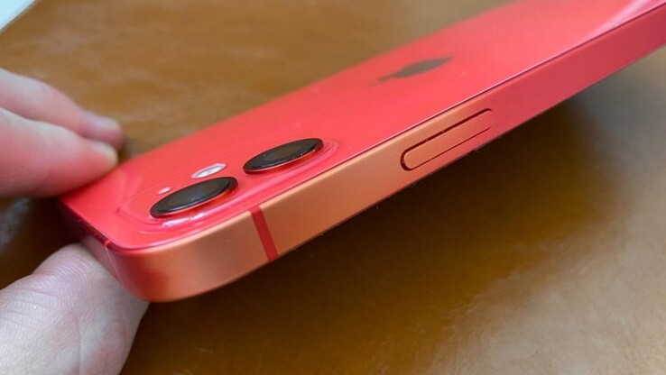 Um (PRODUTO) iPhone VERMELHO 12 sofrendo o mesmo problema de desvanecimento. (Imagem: Svetapple.sk)