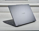 Cuidado com a variante econômica: O laptop conversível Lenovo IdeaPad 5 2 em 1 mostra os riscos de configurações mais baratas (foto: Lenovo IdeaPad 5 2 em 1 14AKP10, fonte da imagem: Benjamin Herzig/Notebookcheck)