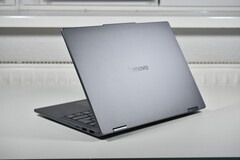 Cuidado com a variante econômica: O laptop conversível Lenovo IdeaPad 5 2 em 1 mostra os riscos de configurações mais baratas (foto: Lenovo IdeaPad 5 2 em 1 14AKP10, fonte da imagem: Benjamin Herzig/Notebookcheck)