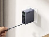 O carregador Nexode Pro 160W com cabo USB-C retrátil