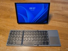 No papel, o Legion Go poderia preencher um nicho entre o trabalho e o lazer, mas acaba falhando em ambos (Fonte da imagem: Notebookcheck)