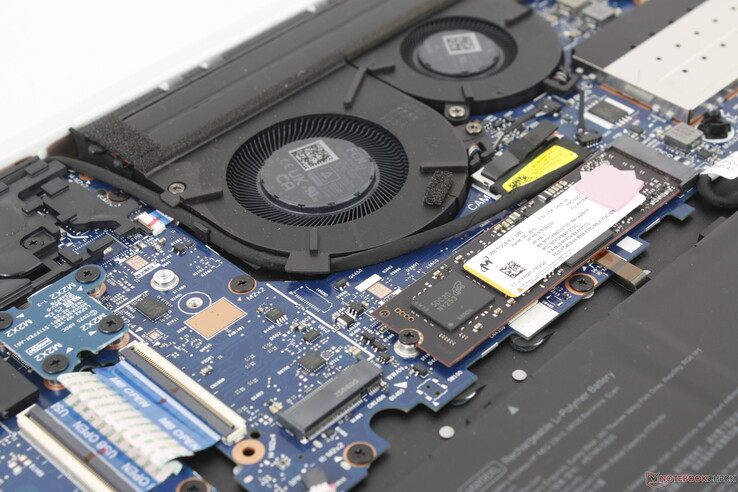 O slot M.2 vazio ao lado do SSD M.2 2280 pode ser configurado com um módulo HP R15 4G ou 5G WWAN opcional
