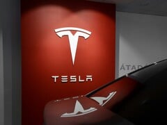 A função Autopilot da Tesla não parece ter sido a responsável por esse acidente específico.