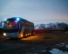Um ônibus estacionado em uma área com neve (Fonte da imagem: Juan Encalada via Unsplash; cortado)