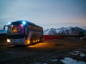 Um ônibus estacionado em uma área com neve (Fonte da imagem: Juan Encalada via Unsplash; cortado)
