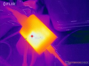 O adaptador AC pode chegar a 40 C quando se trabalha com altas cargas por longos períodos