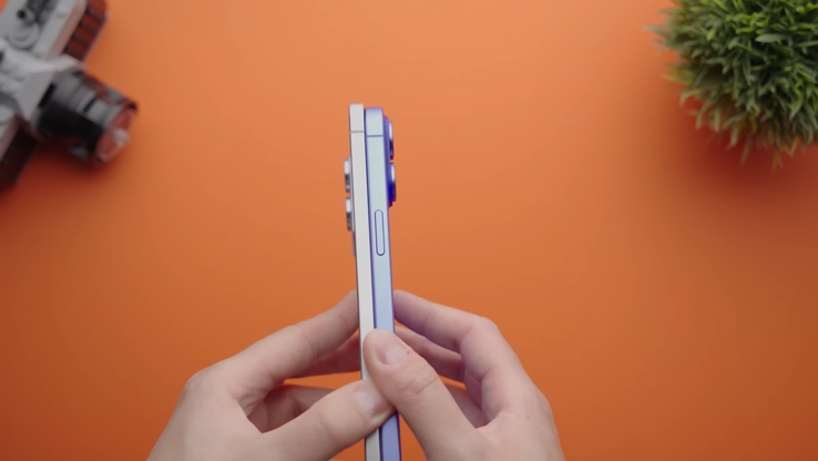 Galaxy Espessura do S25 Edge vs iPhone 16 Plus. (Fonte da imagem: Versus no YouTube)