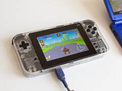 O Game Bub vem nas edições Transparent Purple e White no lançamento. (Fonte da imagem: Eli Lipsitz)