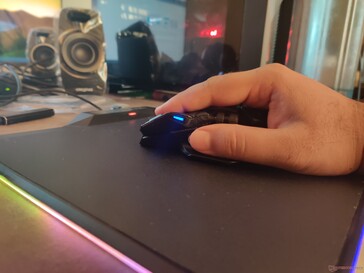 A placa de ativação sem fio vem com um mouse pad de dupla superfície e LEDs RGB de três zonas.