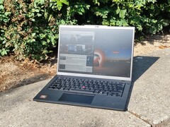Lenovo ThinkPad P14s Gen 6 AMD sob a luz do sol (fonte da imagem: Benjamin Herzig)