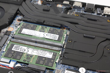 SODIMM DDR5 acessível em 2x slots de até 32 GB cada