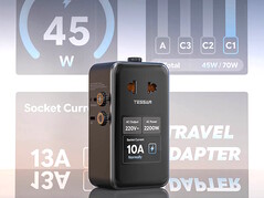 O Tessan Aero 70 Smart Travel Adapter exibe informações de carga e energia em seu visor LCD com várias telas.