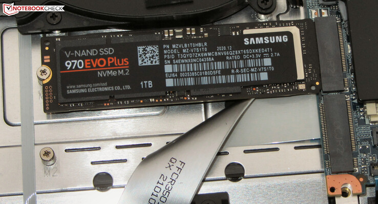 O laptop oferece espaço para duas SSDs NVMe.