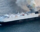 Navio de carga Morning Midas em chamas a 300 milhas (482,8 quilômetros) ao sul de Adak, Alasca (Fonte da imagem: Guarda Costeira dos EUA)
